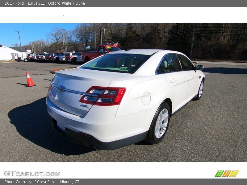 Oxford White / Dune 2017 Ford Taurus SEL