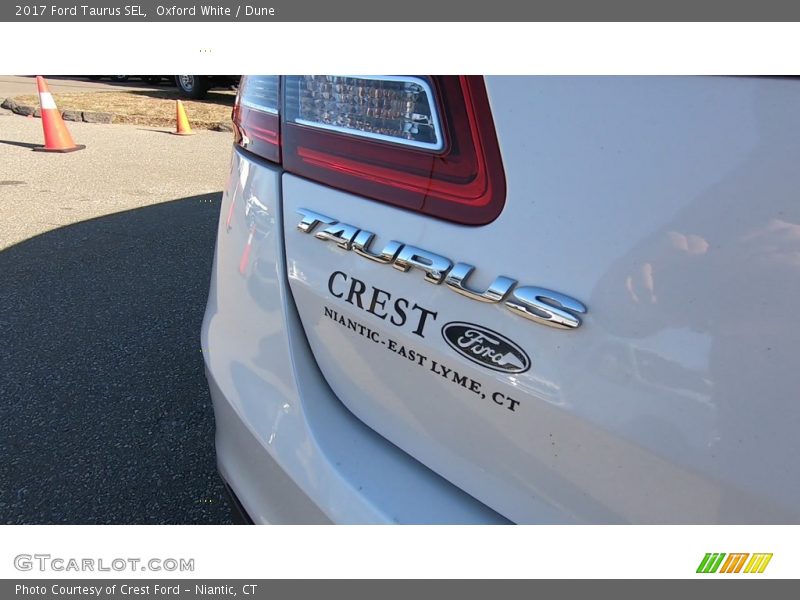 Oxford White / Dune 2017 Ford Taurus SEL
