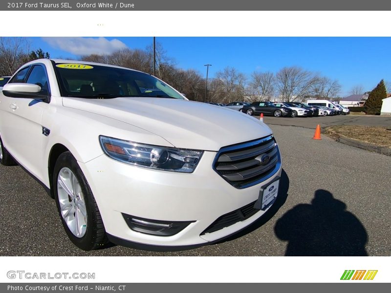 Oxford White / Dune 2017 Ford Taurus SEL