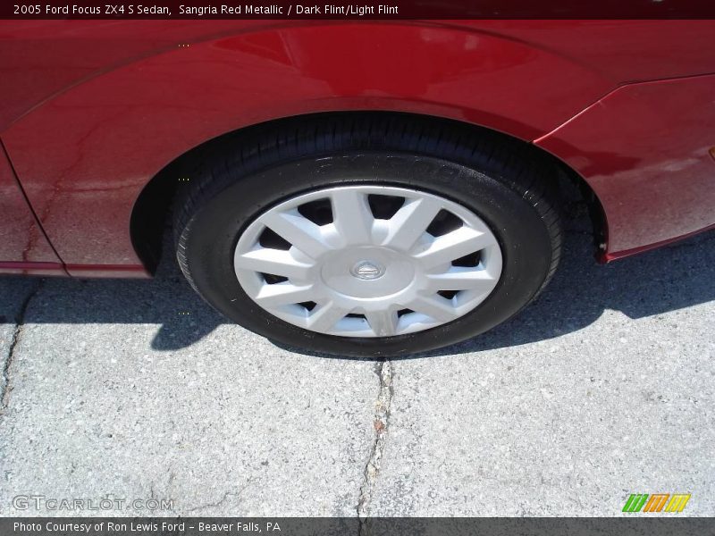 Sangria Red Metallic / Dark Flint/Light Flint 2005 Ford Focus ZX4 S Sedan