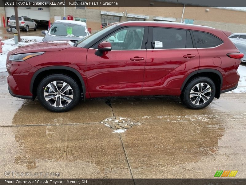 Ruby Flare Pearl / Graphite 2021 Toyota Highlander XLE AWD