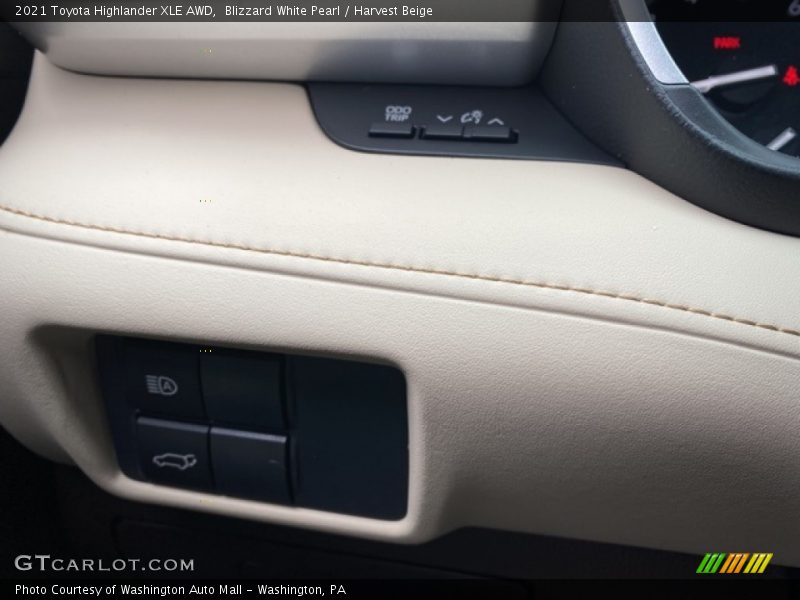 Blizzard White Pearl / Harvest Beige 2021 Toyota Highlander XLE AWD