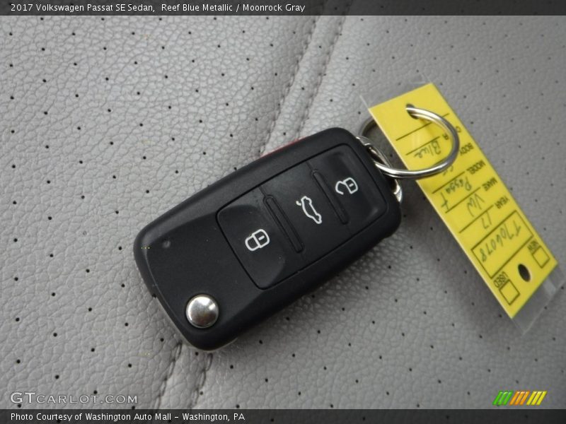 Reef Blue Metallic / Moonrock Gray 2017 Volkswagen Passat SE Sedan