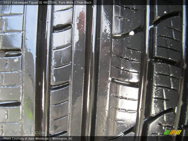 Pure White / Titan Black 2019 Volkswagen Tiguan SE 4MOTION