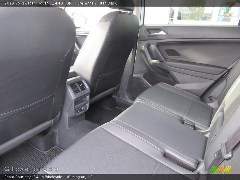 Pure White / Titan Black 2019 Volkswagen Tiguan SE 4MOTION