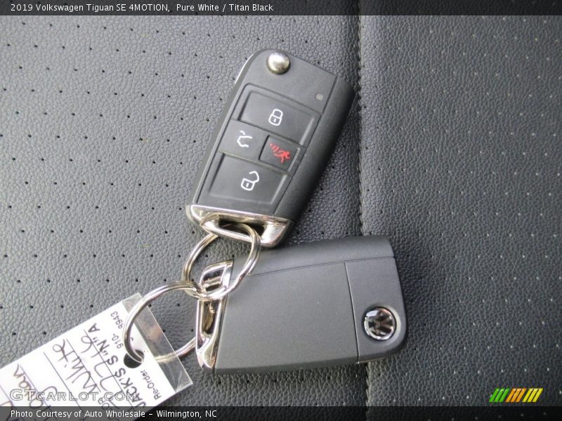 Pure White / Titan Black 2019 Volkswagen Tiguan SE 4MOTION