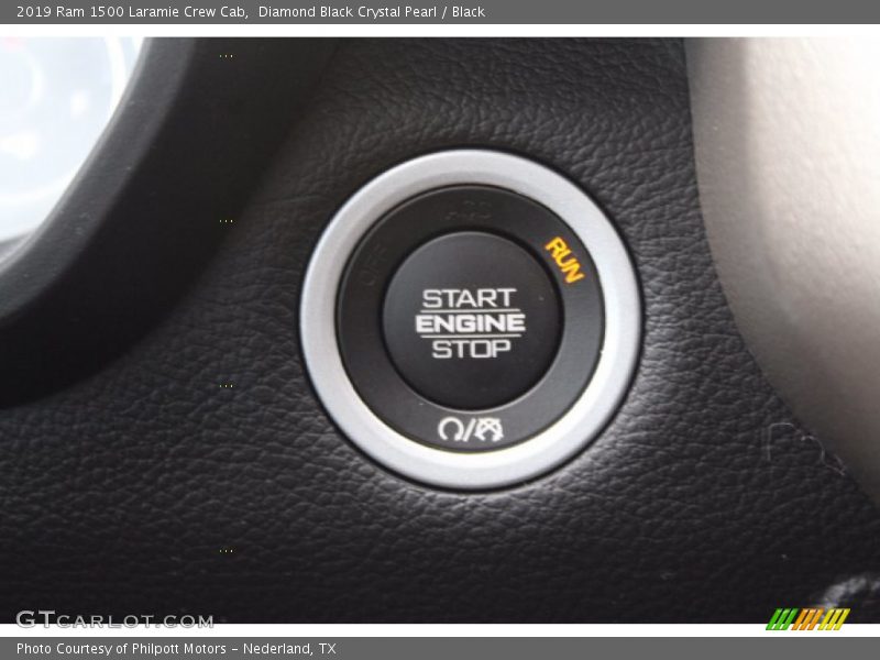 Diamond Black Crystal Pearl / Black 2019 Ram 1500 Laramie Crew Cab