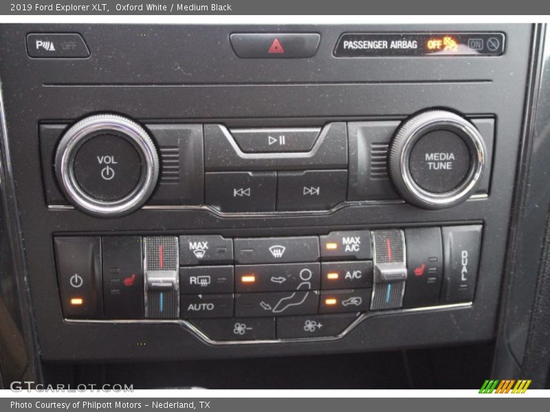 Oxford White / Medium Black 2019 Ford Explorer XLT