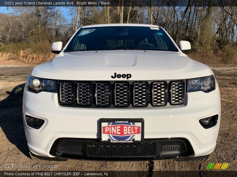 Bright White / Black 2021 Jeep Grand Cherokee Laredo 4x4