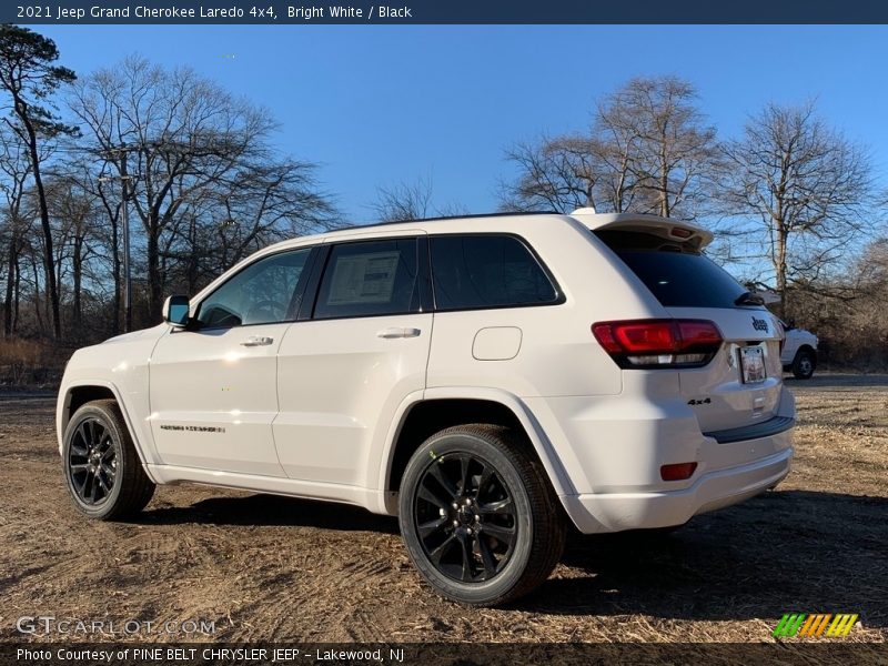 Bright White / Black 2021 Jeep Grand Cherokee Laredo 4x4