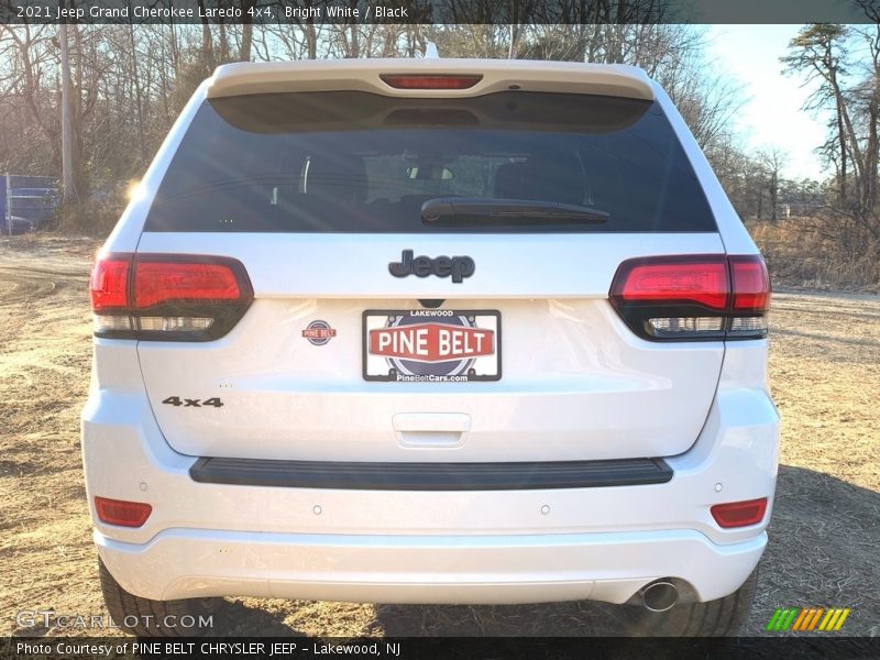 Bright White / Black 2021 Jeep Grand Cherokee Laredo 4x4