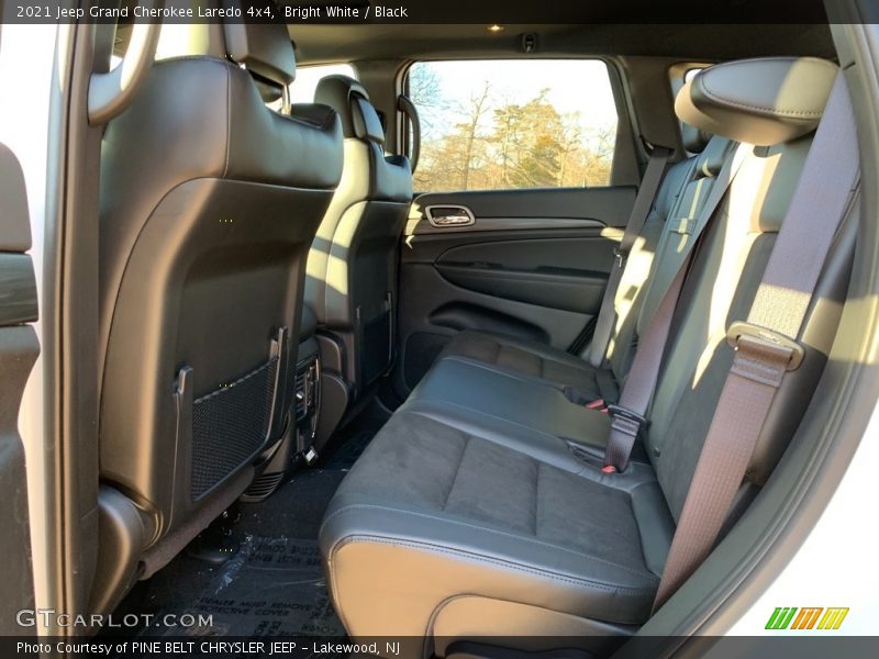 Bright White / Black 2021 Jeep Grand Cherokee Laredo 4x4