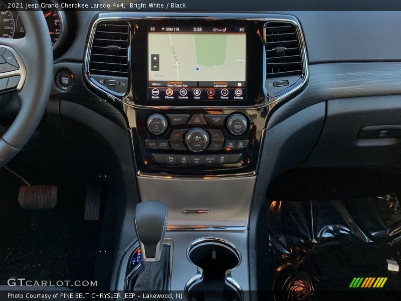 Bright White / Black 2021 Jeep Grand Cherokee Laredo 4x4