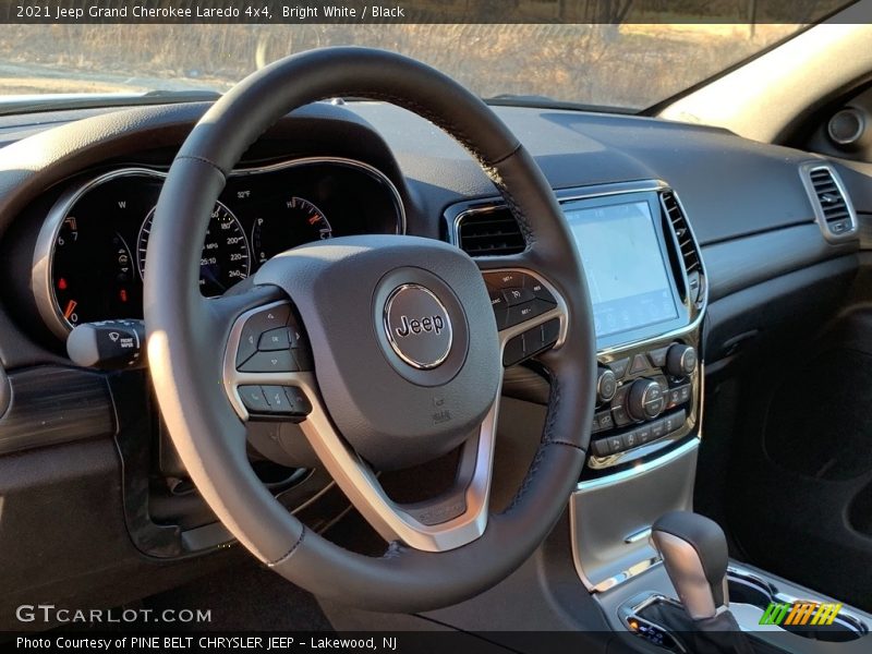 Bright White / Black 2021 Jeep Grand Cherokee Laredo 4x4