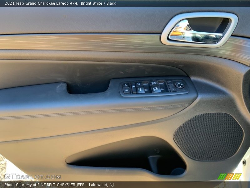 Bright White / Black 2021 Jeep Grand Cherokee Laredo 4x4