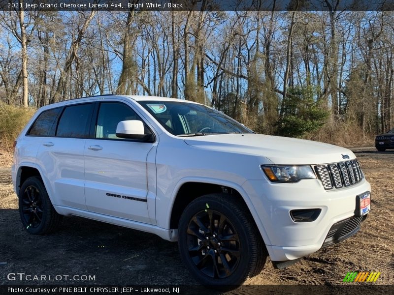 Bright White / Black 2021 Jeep Grand Cherokee Laredo 4x4
