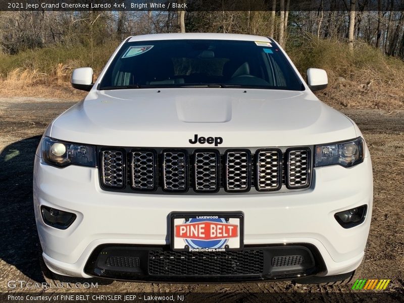 Bright White / Black 2021 Jeep Grand Cherokee Laredo 4x4