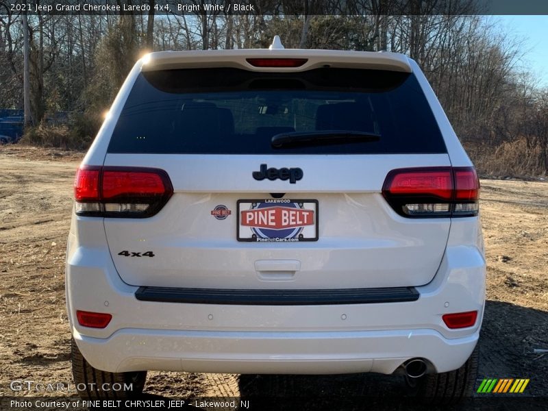 Bright White / Black 2021 Jeep Grand Cherokee Laredo 4x4
