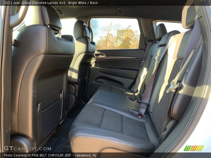 Bright White / Black 2021 Jeep Grand Cherokee Laredo 4x4