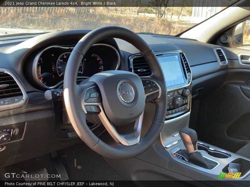 Bright White / Black 2021 Jeep Grand Cherokee Laredo 4x4