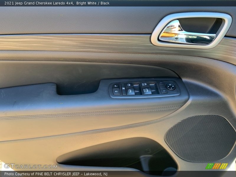 Bright White / Black 2021 Jeep Grand Cherokee Laredo 4x4