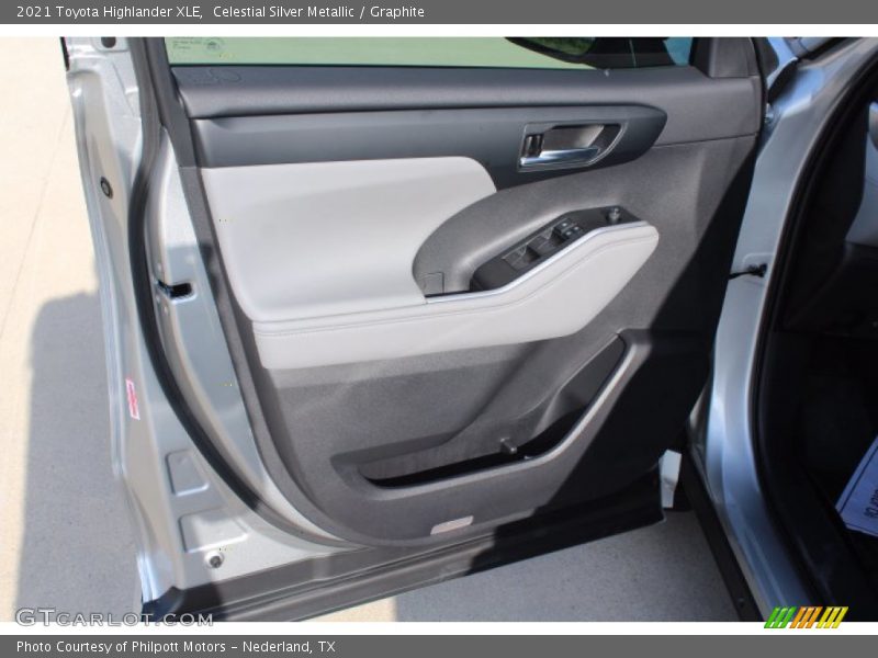 Celestial Silver Metallic / Graphite 2021 Toyota Highlander XLE
