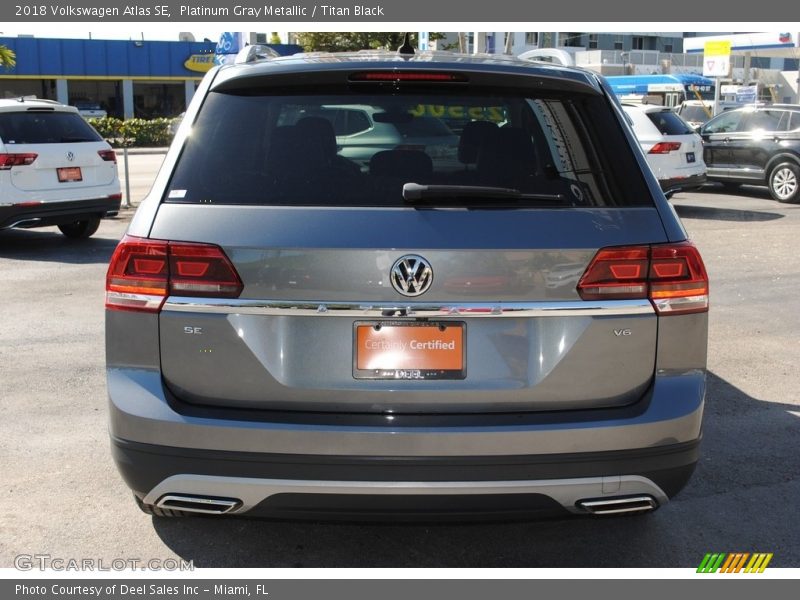 Platinum Gray Metallic / Titan Black 2018 Volkswagen Atlas SE