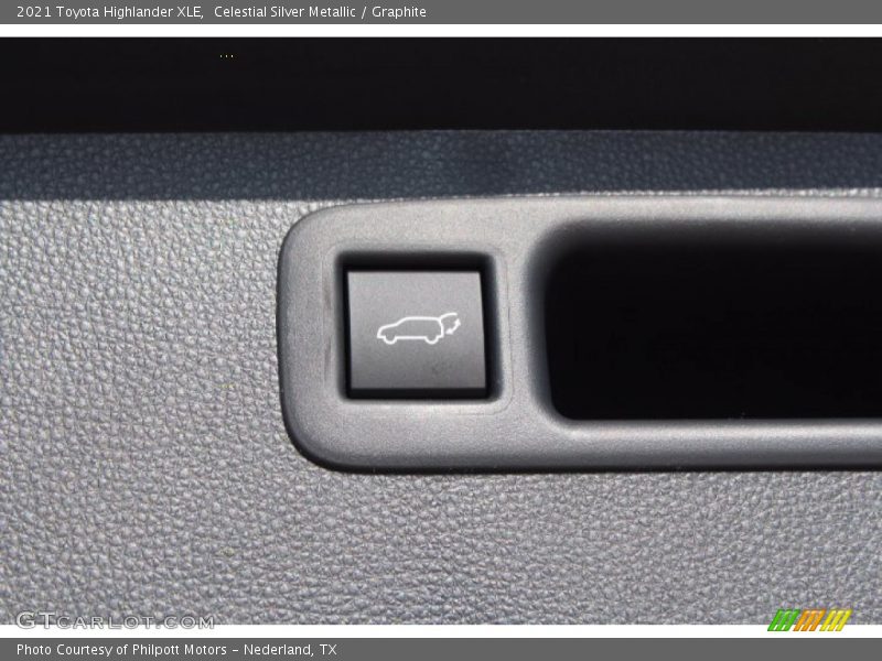 Celestial Silver Metallic / Graphite 2021 Toyota Highlander XLE