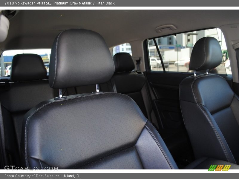 Platinum Gray Metallic / Titan Black 2018 Volkswagen Atlas SE
