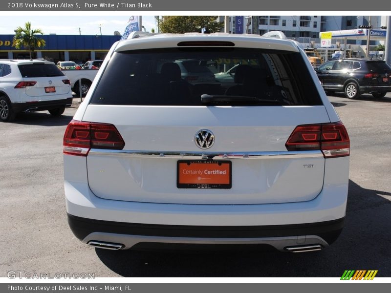 Pure White / Titan Black 2018 Volkswagen Atlas S
