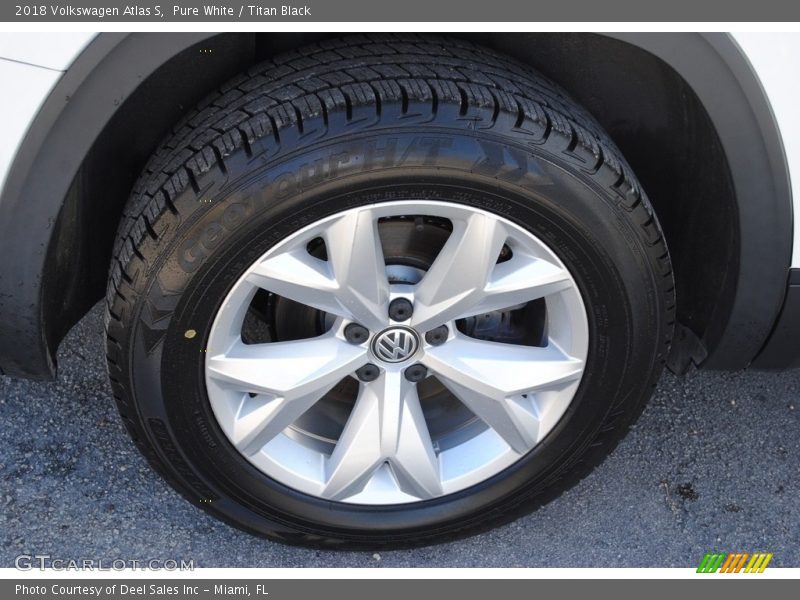 Pure White / Titan Black 2018 Volkswagen Atlas S