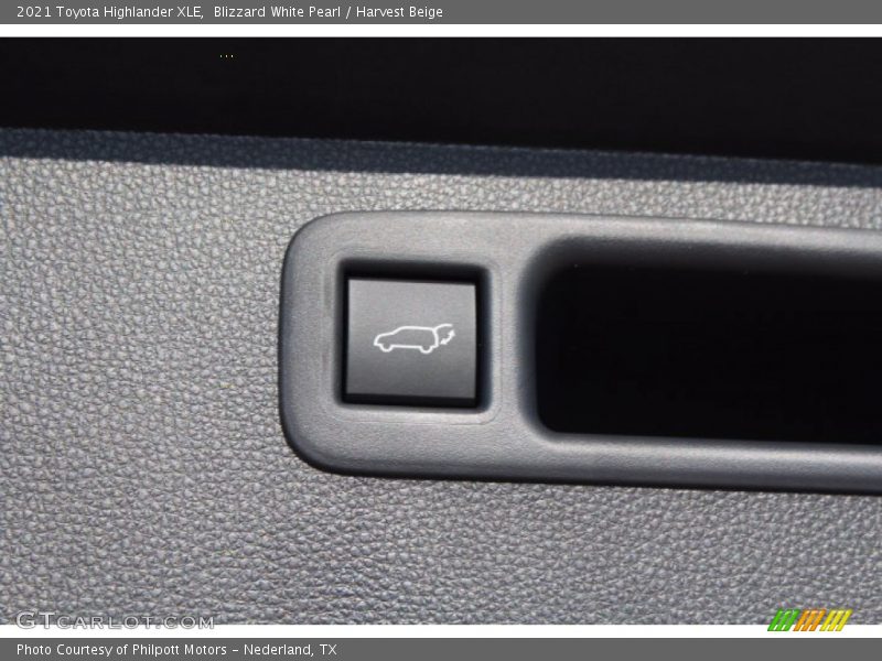 Blizzard White Pearl / Harvest Beige 2021 Toyota Highlander XLE