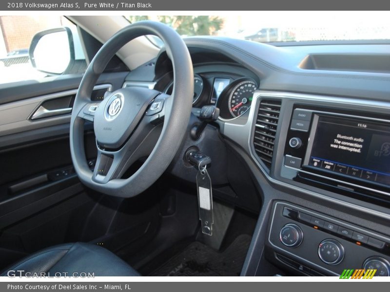 Pure White / Titan Black 2018 Volkswagen Atlas S