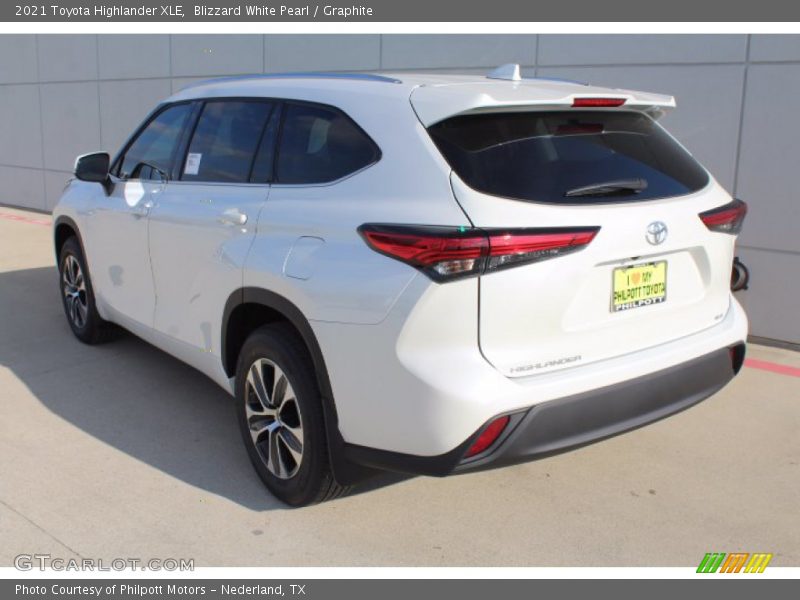 Blizzard White Pearl / Graphite 2021 Toyota Highlander XLE