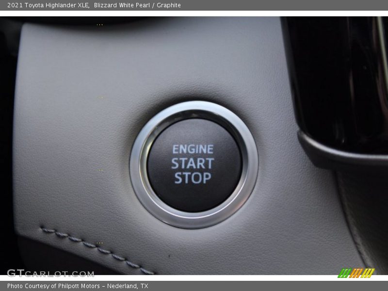Blizzard White Pearl / Graphite 2021 Toyota Highlander XLE