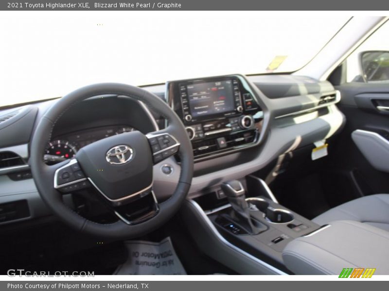 Blizzard White Pearl / Graphite 2021 Toyota Highlander XLE