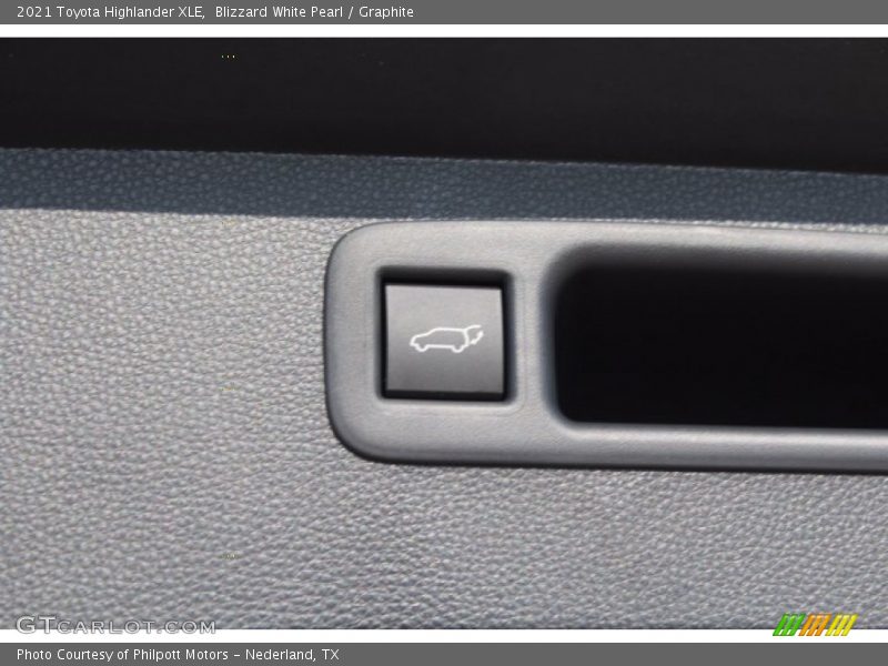 Blizzard White Pearl / Graphite 2021 Toyota Highlander XLE