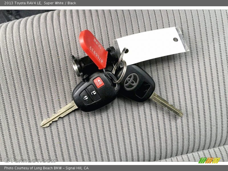 Super White / Black 2013 Toyota RAV4 LE