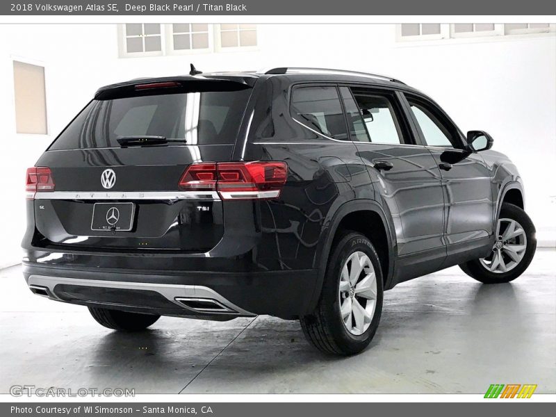 Deep Black Pearl / Titan Black 2018 Volkswagen Atlas SE