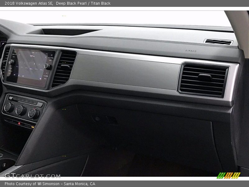 Deep Black Pearl / Titan Black 2018 Volkswagen Atlas SE