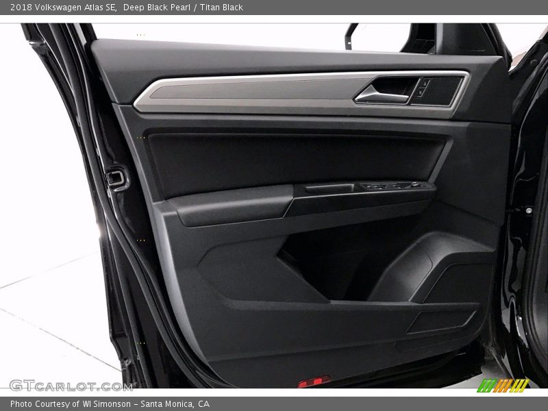 Deep Black Pearl / Titan Black 2018 Volkswagen Atlas SE