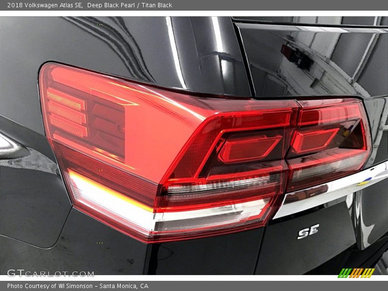 Deep Black Pearl / Titan Black 2018 Volkswagen Atlas SE