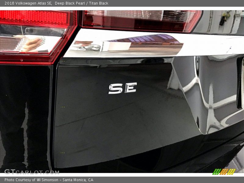 Deep Black Pearl / Titan Black 2018 Volkswagen Atlas SE