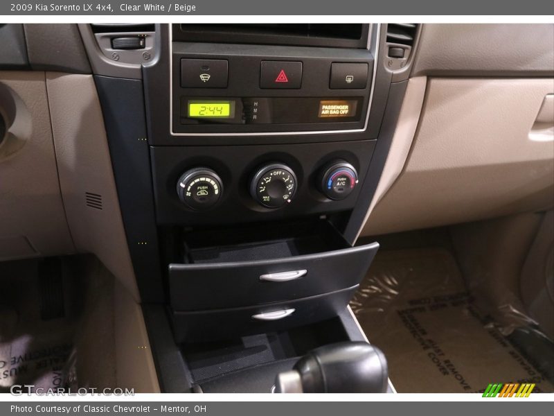 Clear White / Beige 2009 Kia Sorento LX 4x4