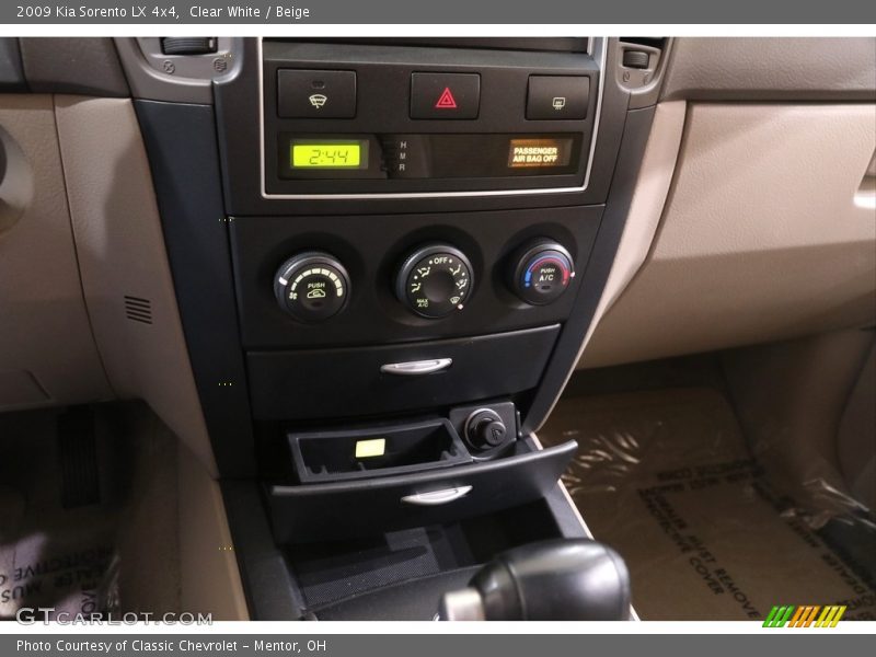Clear White / Beige 2009 Kia Sorento LX 4x4