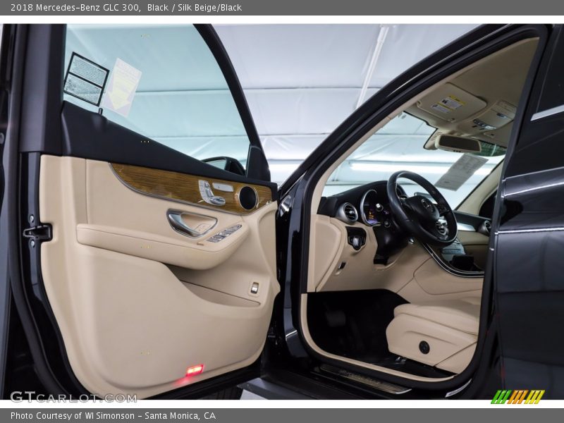 Black / Silk Beige/Black 2018 Mercedes-Benz GLC 300