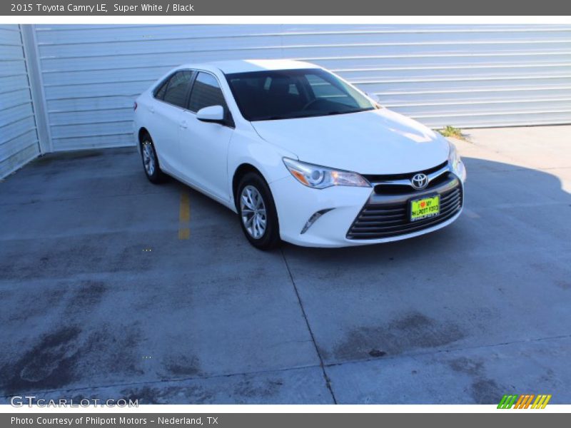 Super White / Black 2015 Toyota Camry LE