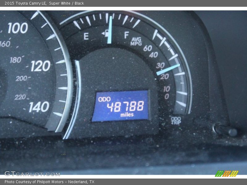 Super White / Black 2015 Toyota Camry LE