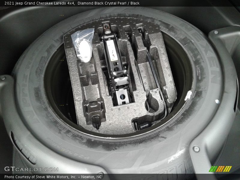 Diamond Black Crystal Pearl / Black 2021 Jeep Grand Cherokee Laredo 4x4