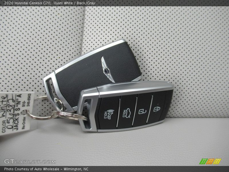 Uyuni White / Black/Gray 2020 Hyundai Genesis G70